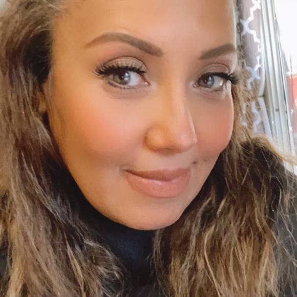 Profile Picture of Eva Alvarez (@alvarez9299) on Poshmark