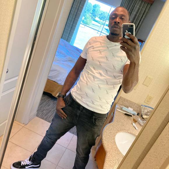 Profile Picture of Deverett Devereona (@deverettinman) on Poshmark