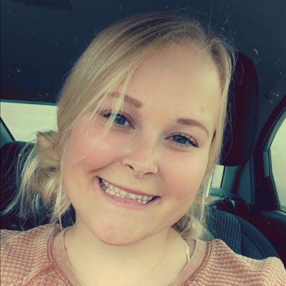 Profile Picture of Jordyn Zueger (@jzueger8) on Poshmark