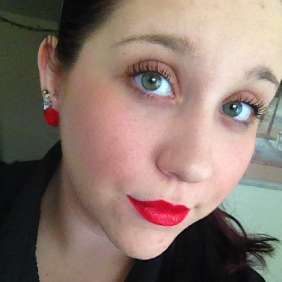 Profile Picture of Amanda Bardas (@bardezzz) on Poshmark