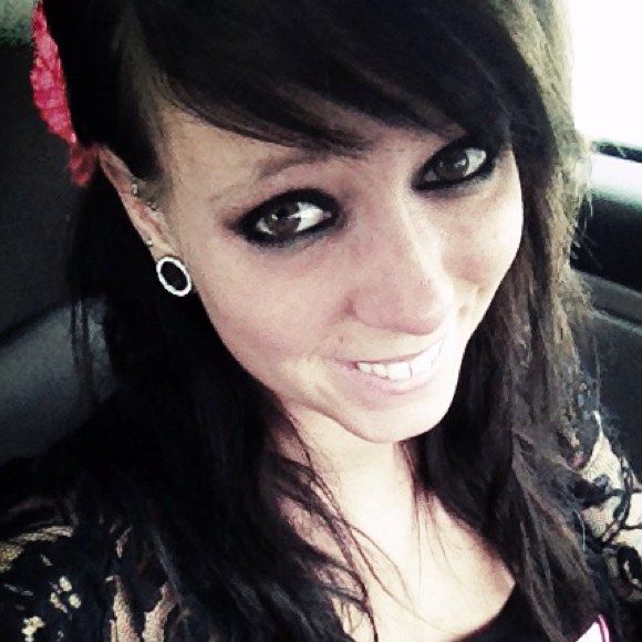 Profile Picture of Mandi Oleson (@xoxo_mandi) on Poshmark