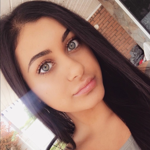 Profile Picture of Ava Bazzi (@avabaz) on Poshmark