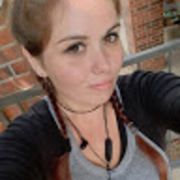 Profile Picture of Breanna Annesley (@breaztar) on Poshmark