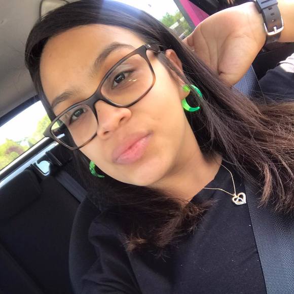 Profile Picture of Christina Burgos (@cmburgos) on Poshmark