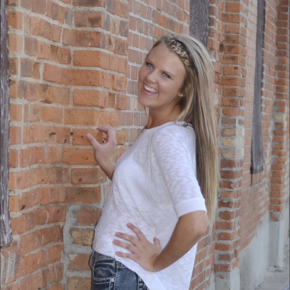Profile Picture of Maddie Revering (@maddieann_) on Poshmark