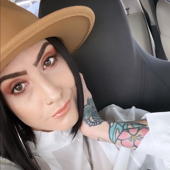 Profile Picture of Emily Preissler (@emurder) on Poshmark