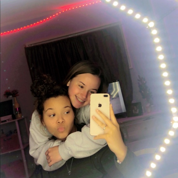 Profile Picture of Sarah Rowlands (@s_rowlands) on Poshmark