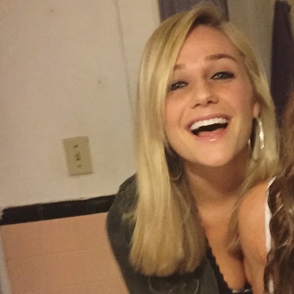 Profile Picture of Helena Earls (@helenaearls) on Poshmark