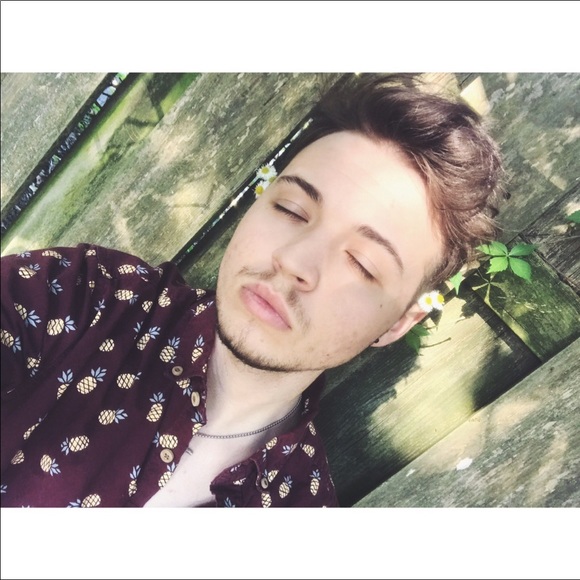 Profile Picture of Sage Ohlenforst (@sageohlenforst) on Poshmark