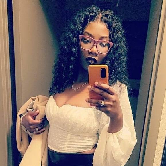 Profile Picture of Anteeza Thomas (@anteeza12) on Poshmark