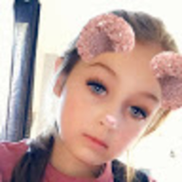 Profile Picture of Gabrielle Asselin (@stephanienepveu) on Poshmark