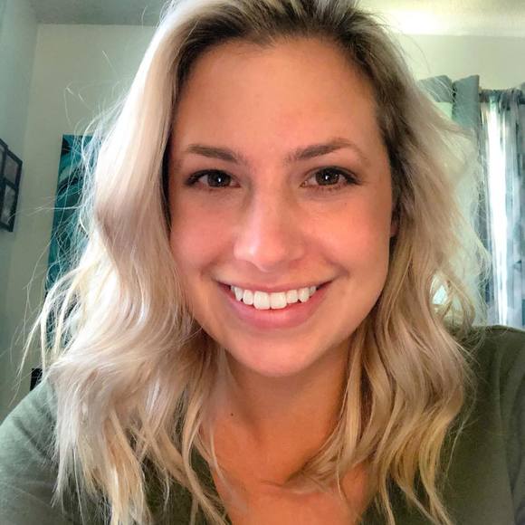 Profile Picture of Rachael Schoonover (@raeschoonover) on Poshmark