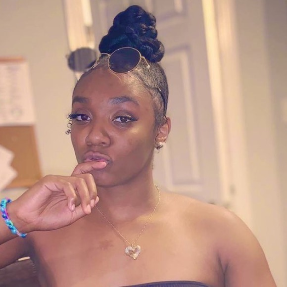 Profile Picture of Taylor Robinson (@taybaby02) on Poshmark