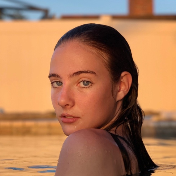 Hallie Harburg - Poshmark Profile Picture of Hallie Harburg (@hallieharburg) on Poshmark