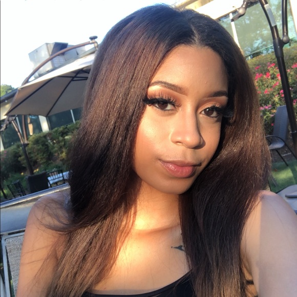 Profile Picture of Alexis James (@lexieeeloveee) on Poshmark