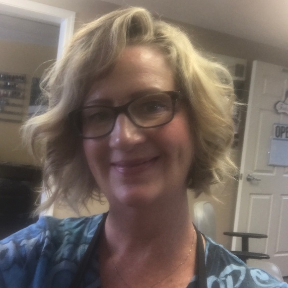 Profile Picture of Renee Radley (@reneeradley) on Poshmark