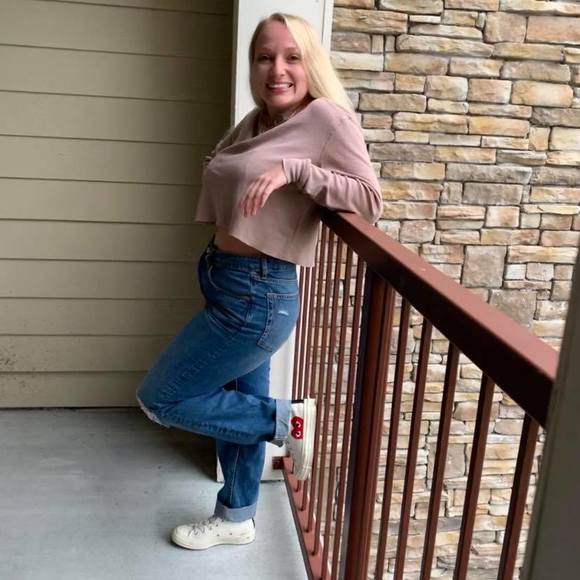 Profile Picture of Danielle Diesfeld (@dld0804) on Poshmark