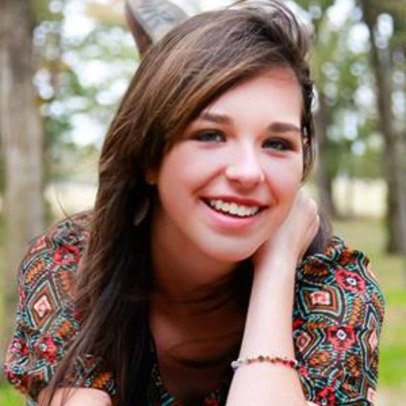 Profile Picture of Megan Bueter (@meggs_15) on Poshmark