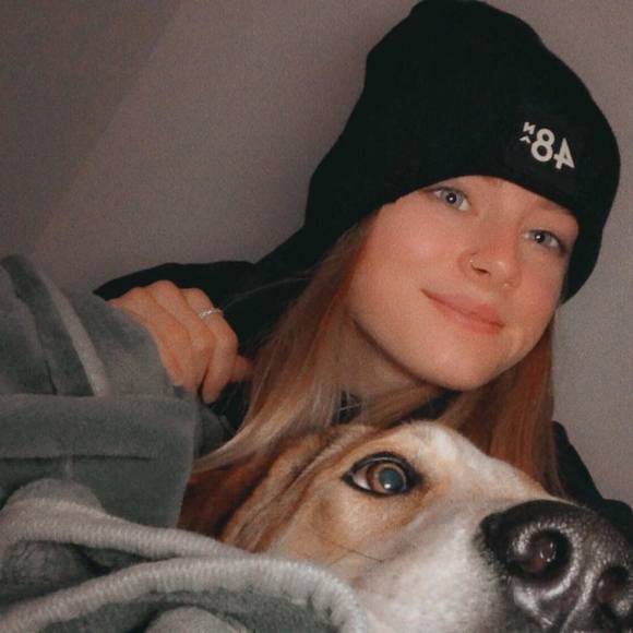 Profile Picture of Mikayla Vandermeulen (@mikaylavdm2000) on Poshmark