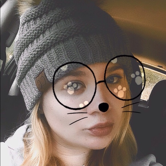 Tonya Baumbach - Poshmark Profile Picture of Tonya Baumbach (@tbomb7) on Poshmark