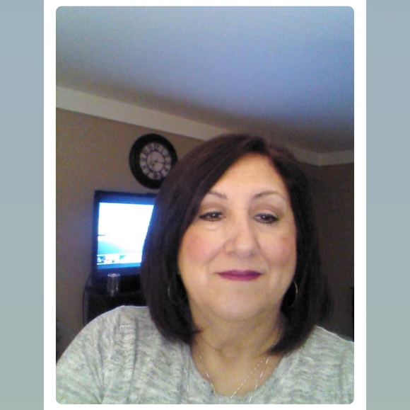 Profile Picture of Leeann Romano- farrell (@l_farrell) on Poshmark