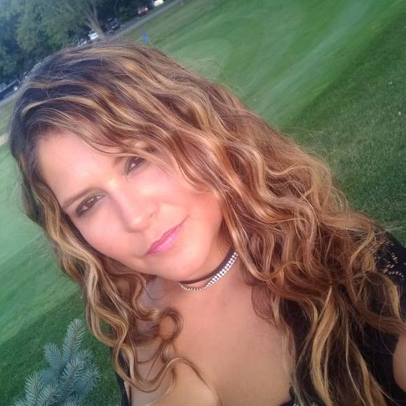 Profile Picture of Anna Taravella (@ab02211981) on Poshmark