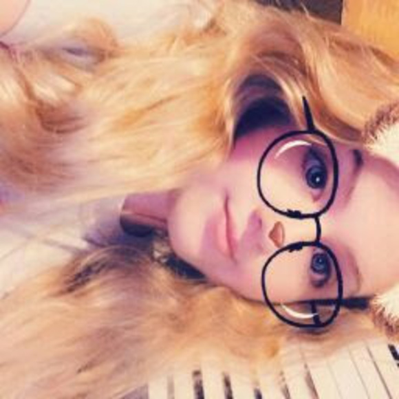 Profile Picture of Lashea Lingbeck (@lashealingbeck) on Poshmark