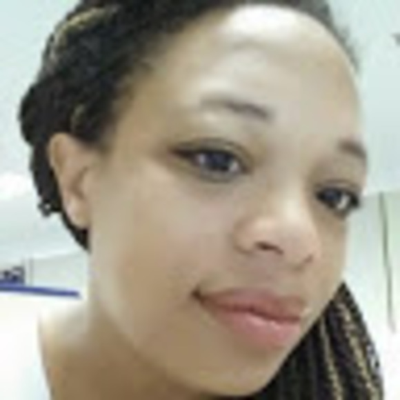 Profile Picture of Virginia Andrews (@virginiaandrews) on Poshmark