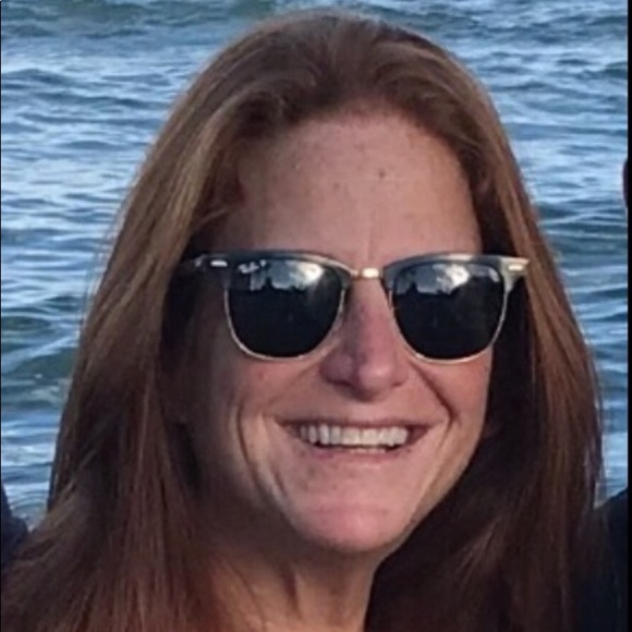 Profile Picture of Linda Glovsky (@lindasofla) on Poshmark