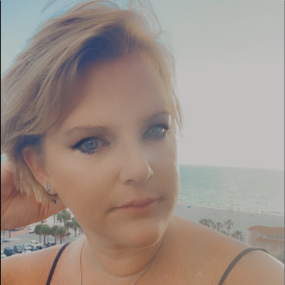 Profile Picture of Michelle Hooks (@michellehooks28) on Poshmark