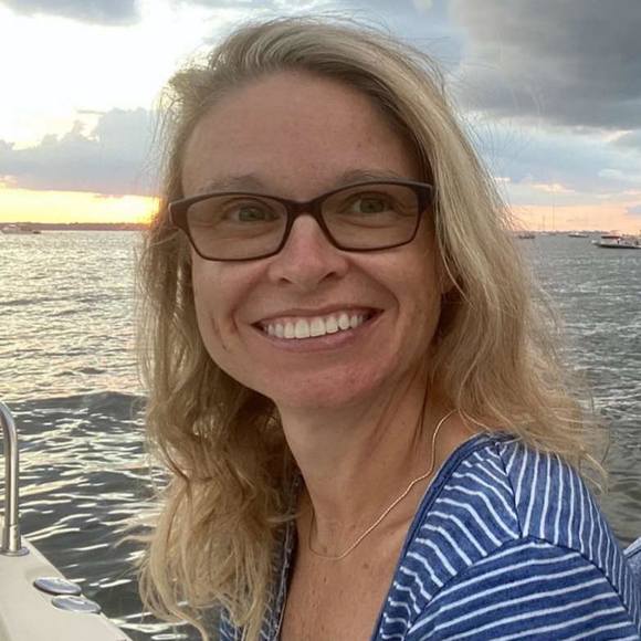 Profile Picture of Amy Fountain-russell (@arussell8716) on Poshmark