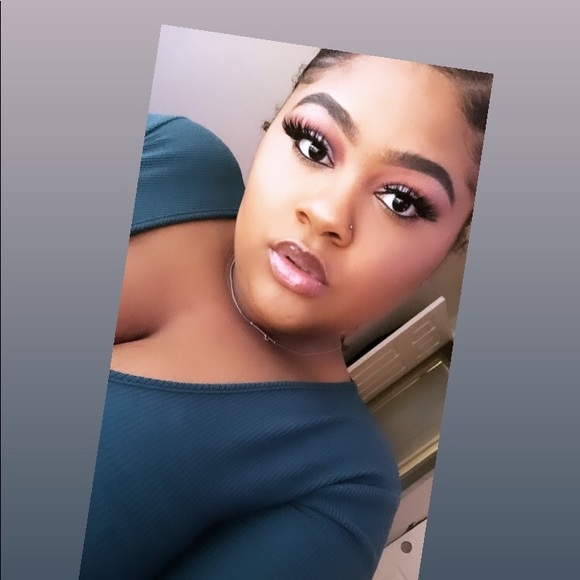 Profile Picture of Alyssa Lonon (@alyssalonon) on Poshmark