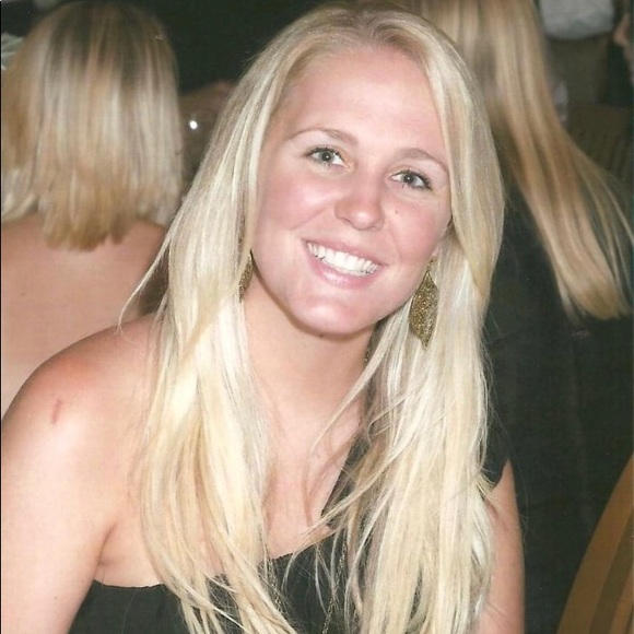 Profile Picture of Shawna Mathis (@shawnablondie) on Poshmark