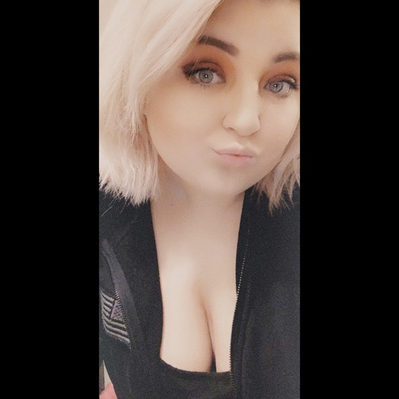 Profile Picture of Julia Wray (@xjuliaxalinex) on Poshmark