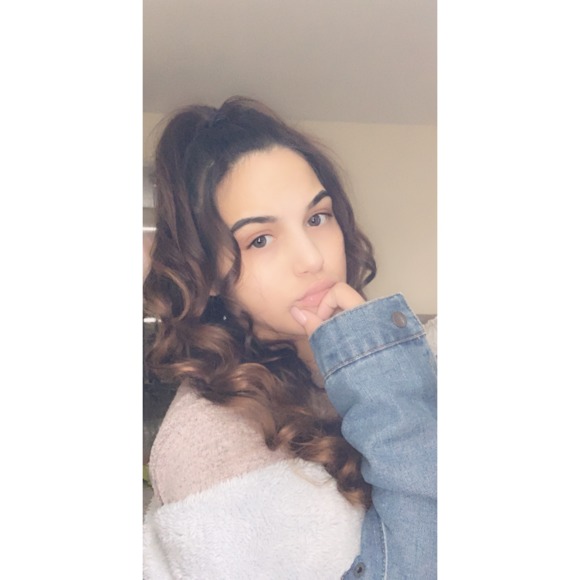 Profile Picture of Gloria Alvarado (@gloriaangelina) on Poshmark
