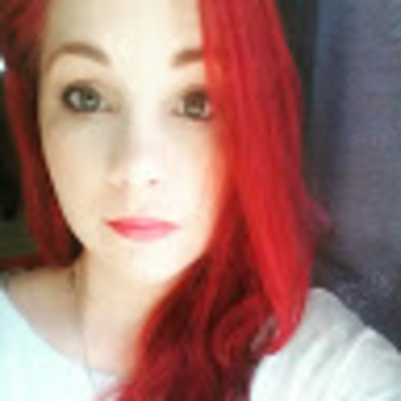 Profile Picture of Christina Vanatta (@chrisrvanatta) on Poshmark