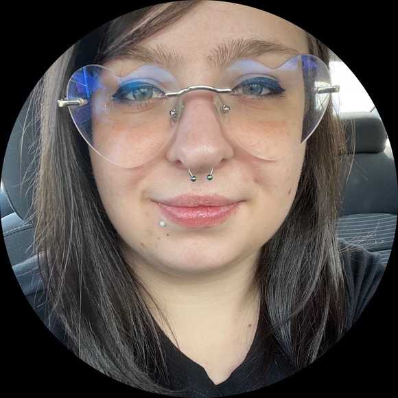 Profile Picture of Alyssa Wolnik (@issabee_) on Poshmark