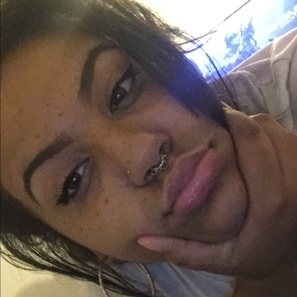 Profile Picture of Karlyn Fields (@clothesfreak101) on Poshmark