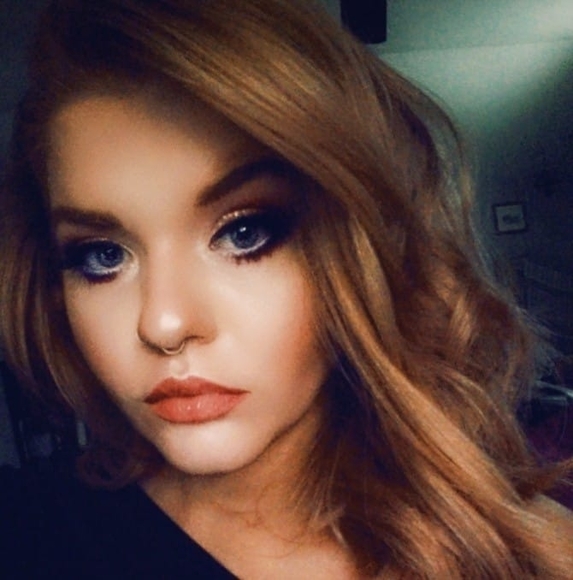 Profile Picture of Allison Ankers (@allisonankers) on Poshmark