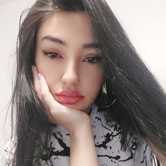 Profile Picture of Joelle Almoussa (@joelle_almoussa) on Poshmark