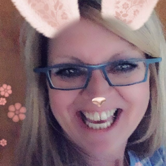 Profile Picture of Kelly Sveen (@sveenster12) on Poshmark