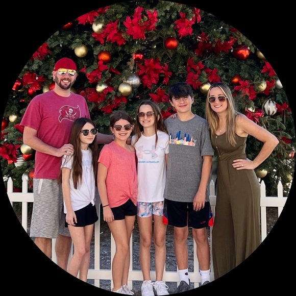 Profile Picture of Felicia Scullion (@feliciam88) on Poshmark