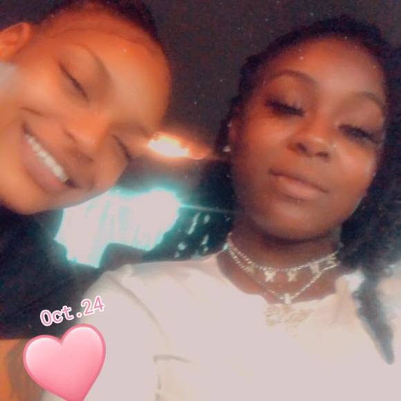 Profile Picture of Robin Bell (@rob10241994) on Poshmark