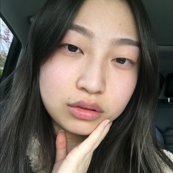 Profile Picture of Emily Sheng (@emilysheng88) on Poshmark