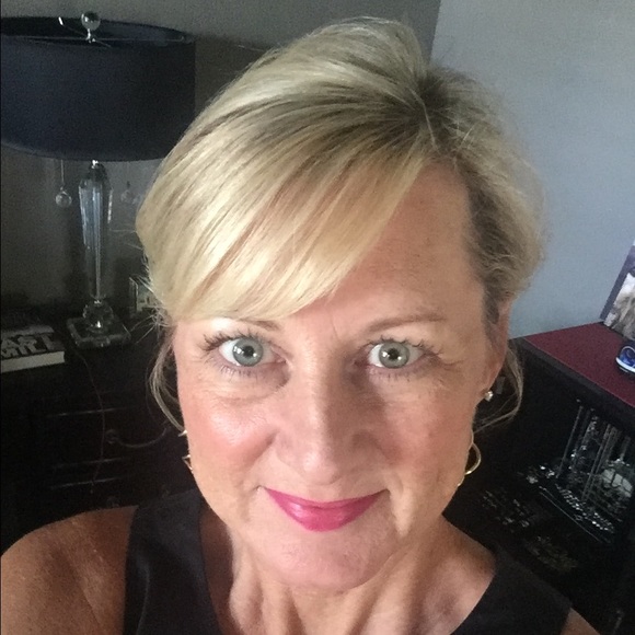 Profile Picture of Angela Dunaway (@akdbenz1) on Poshmark