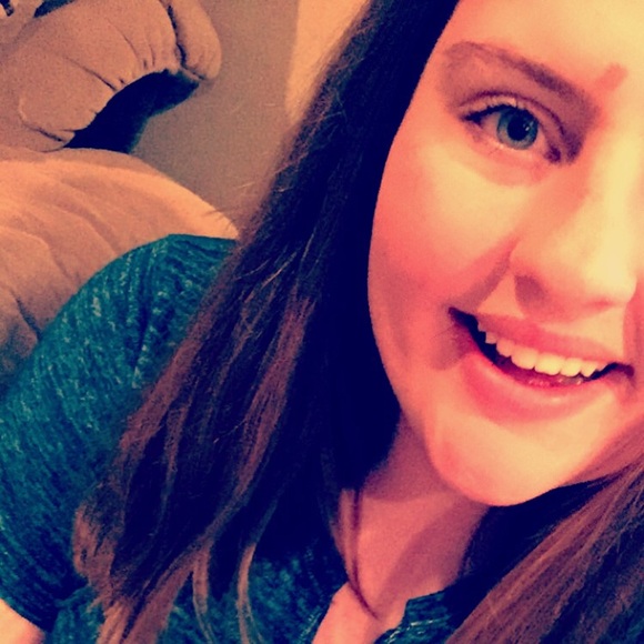 Profile Picture of Alexa Carley (@acarley14) on Poshmark