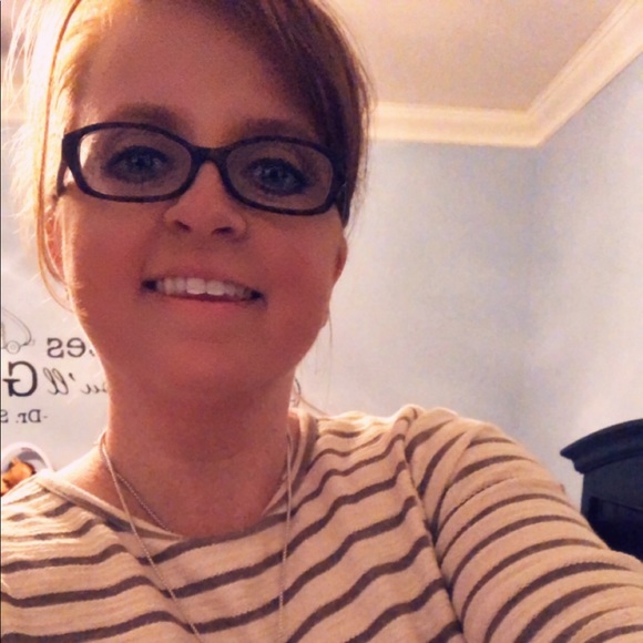 Profile Picture of Anne marie Mckinnon jackson (@annemarie3800) on Poshmark