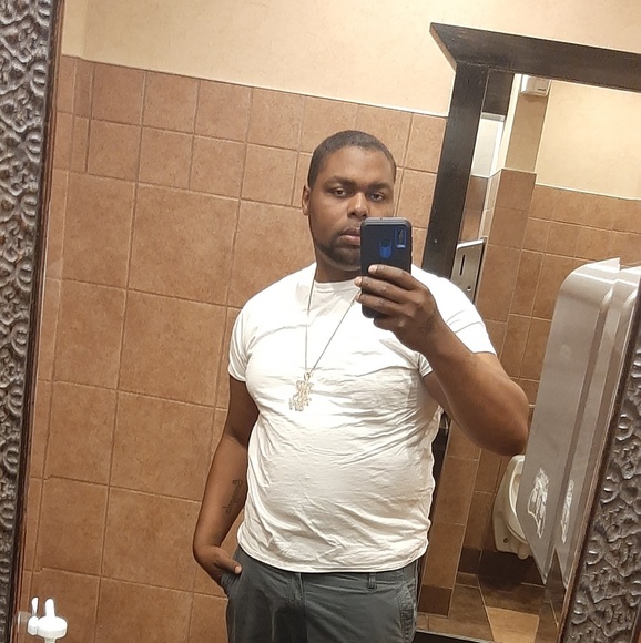 Profile Picture of James Speights (@james_speights) on Poshmark