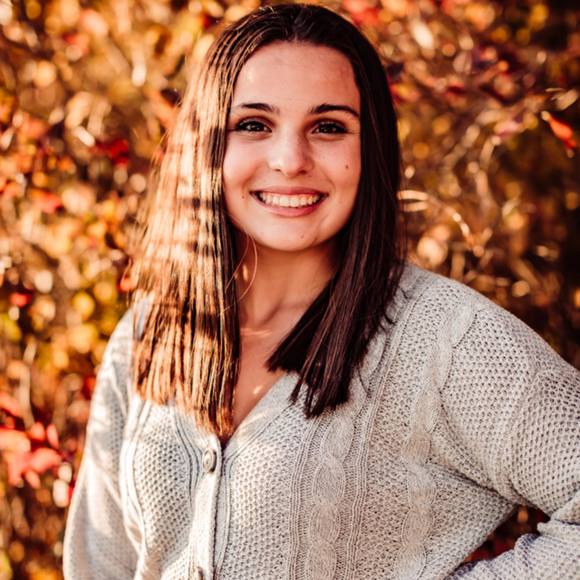 Profile Picture of Ella Guelig (@ellaguelig) on Poshmark