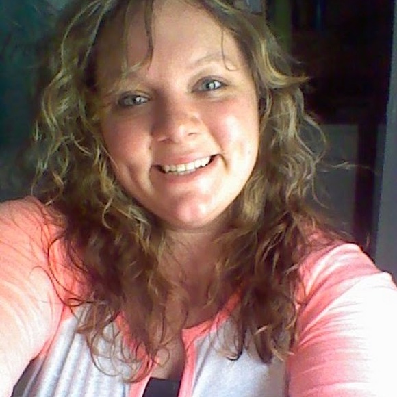 Profile Picture of Ceci Purdin (@cecipurdin) on Poshmark